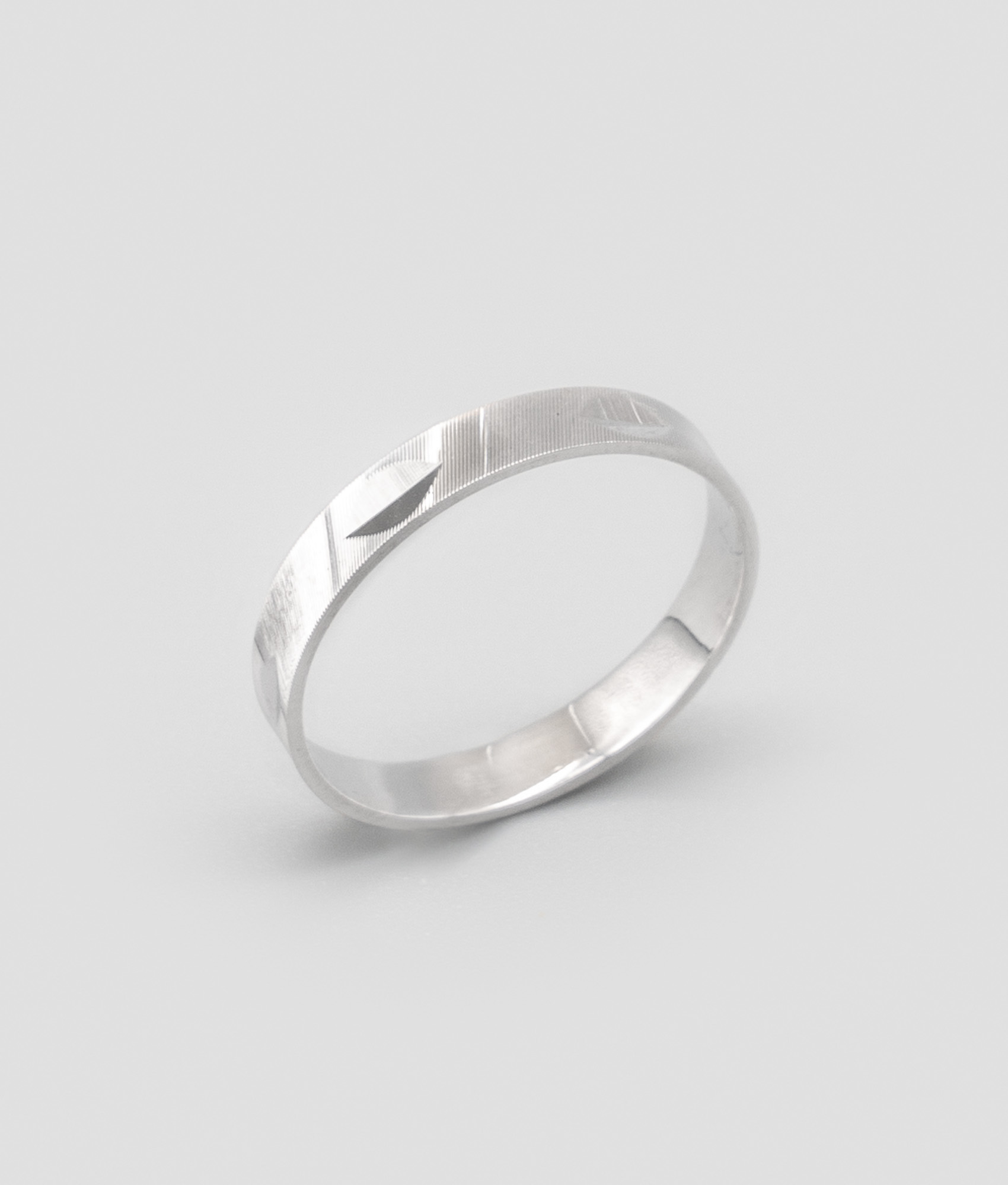 Aliança anilha com cortes convexos