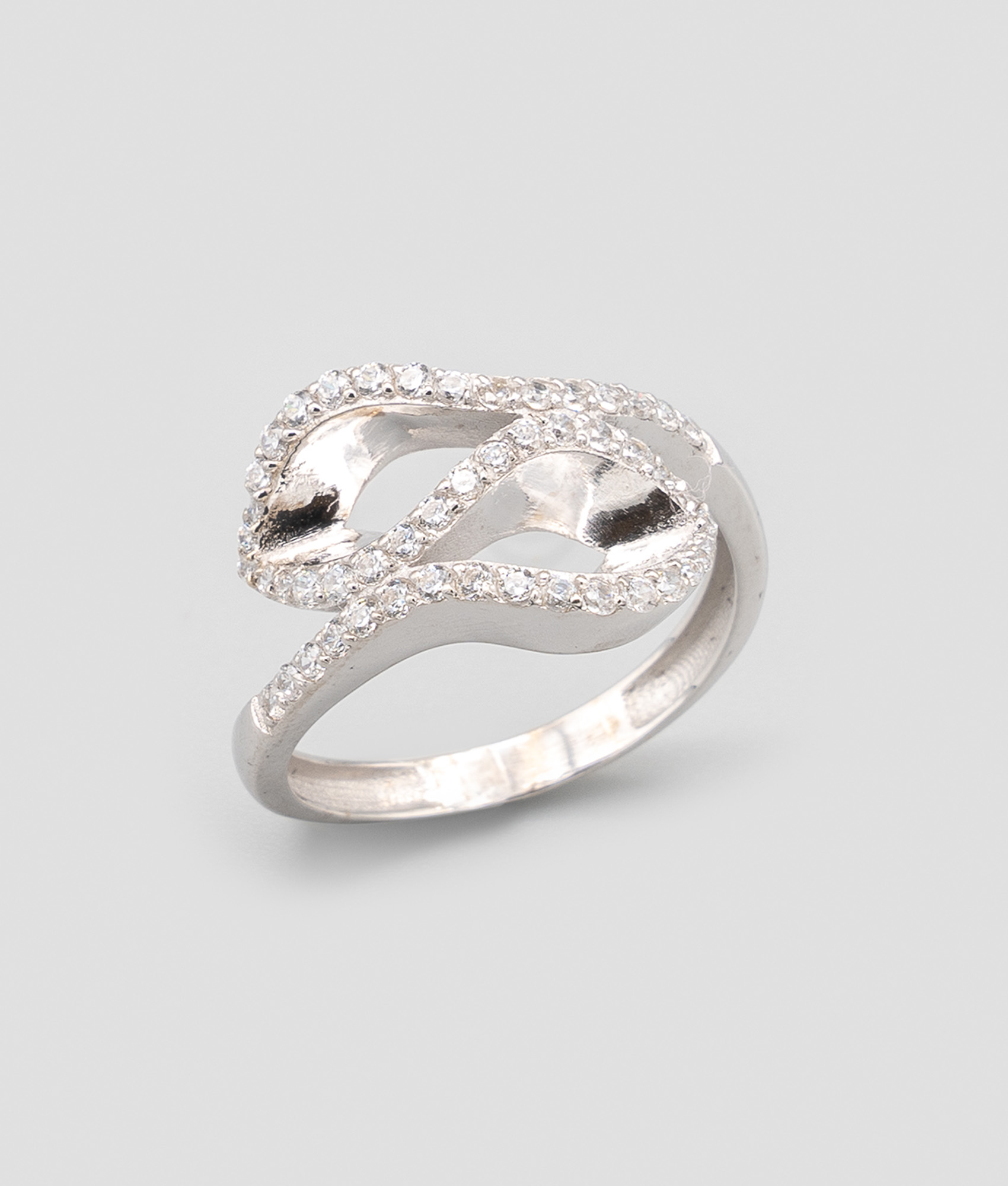 Anel abstrato cravado com zircões