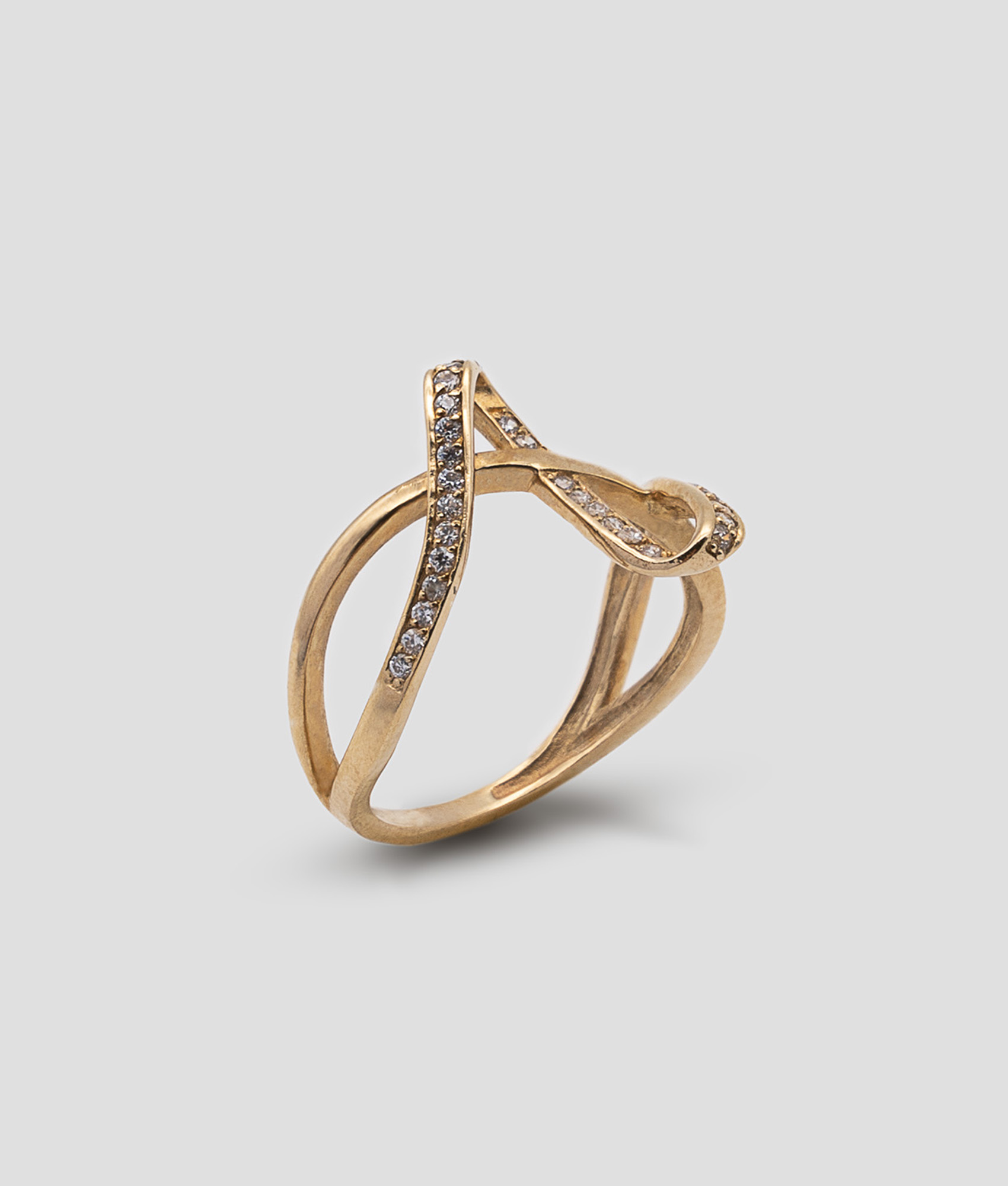 Anel abstrato com zircões