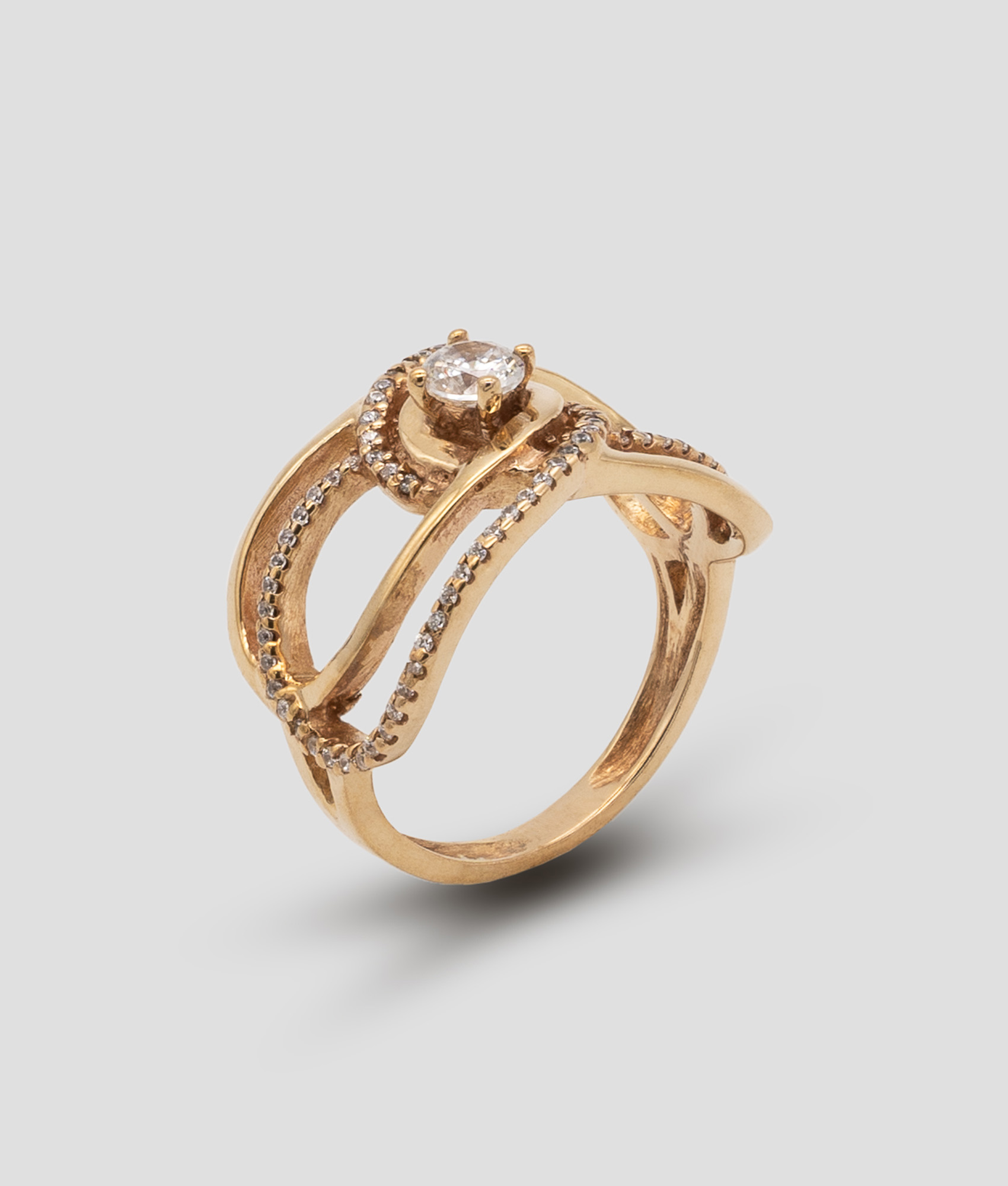 Anel abstrato com zircões