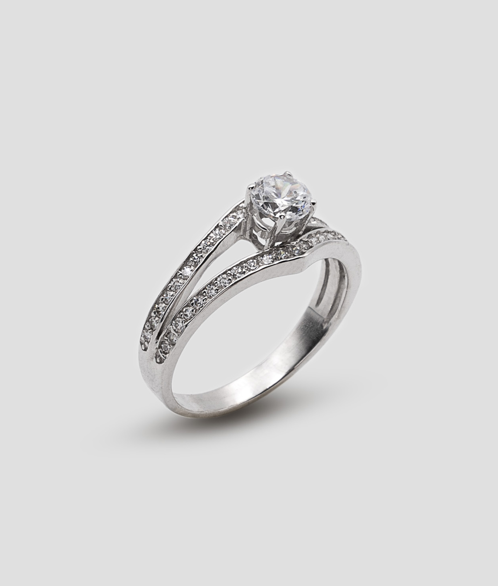 Anel solitário com zircões no aro