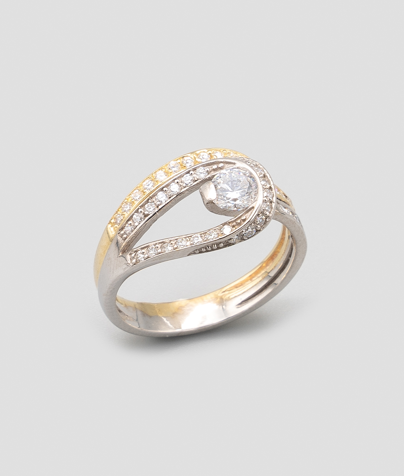 Anel solitário com zircões no aro