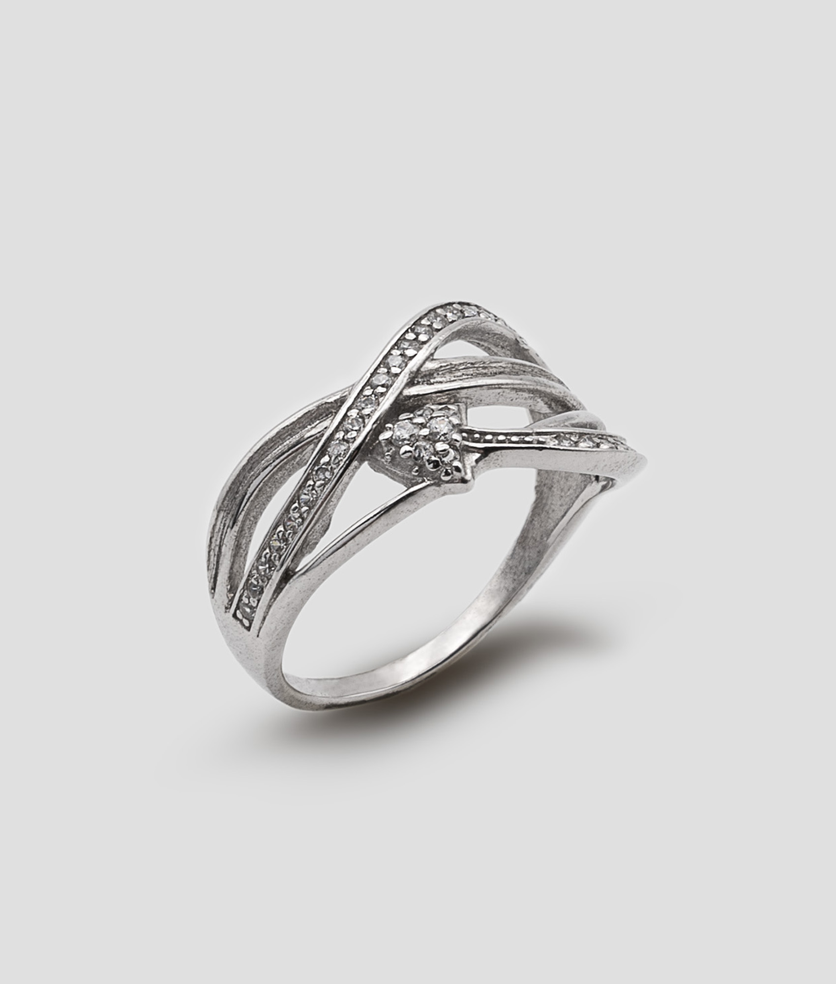 Anel abstrato com zircões