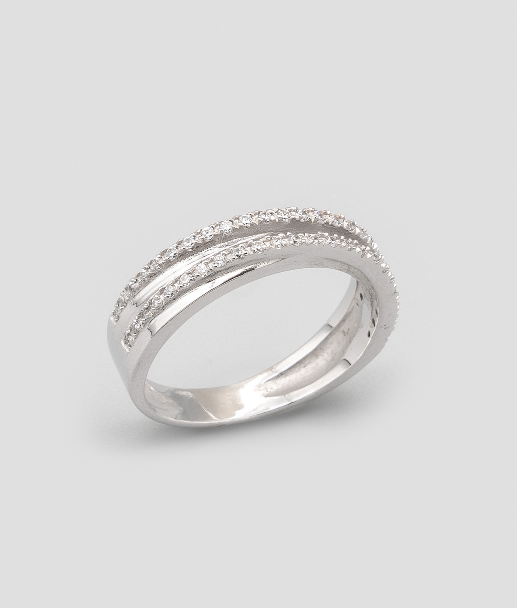 Anel com zircões diagonais