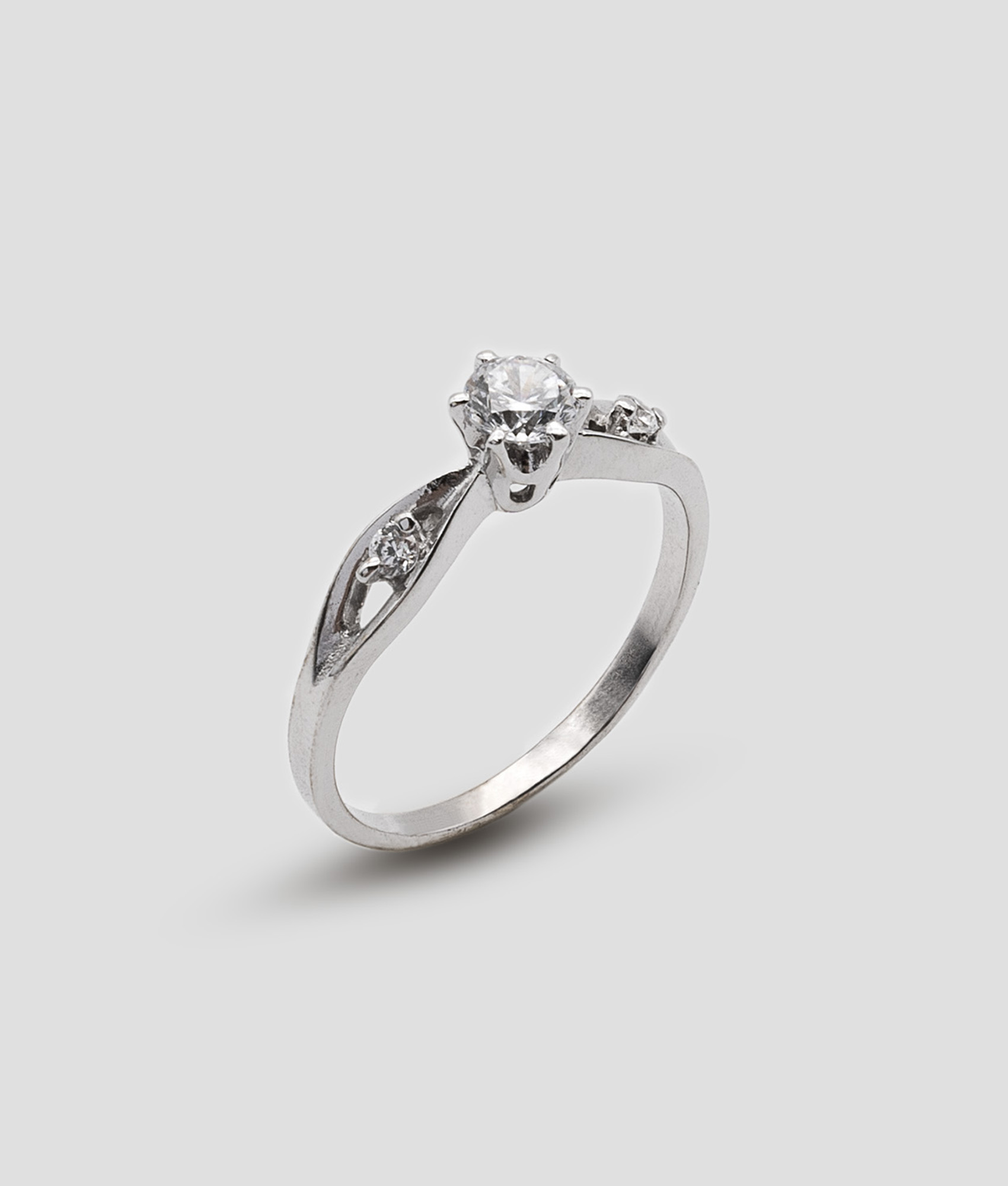 Anel solitário com zircões no aro