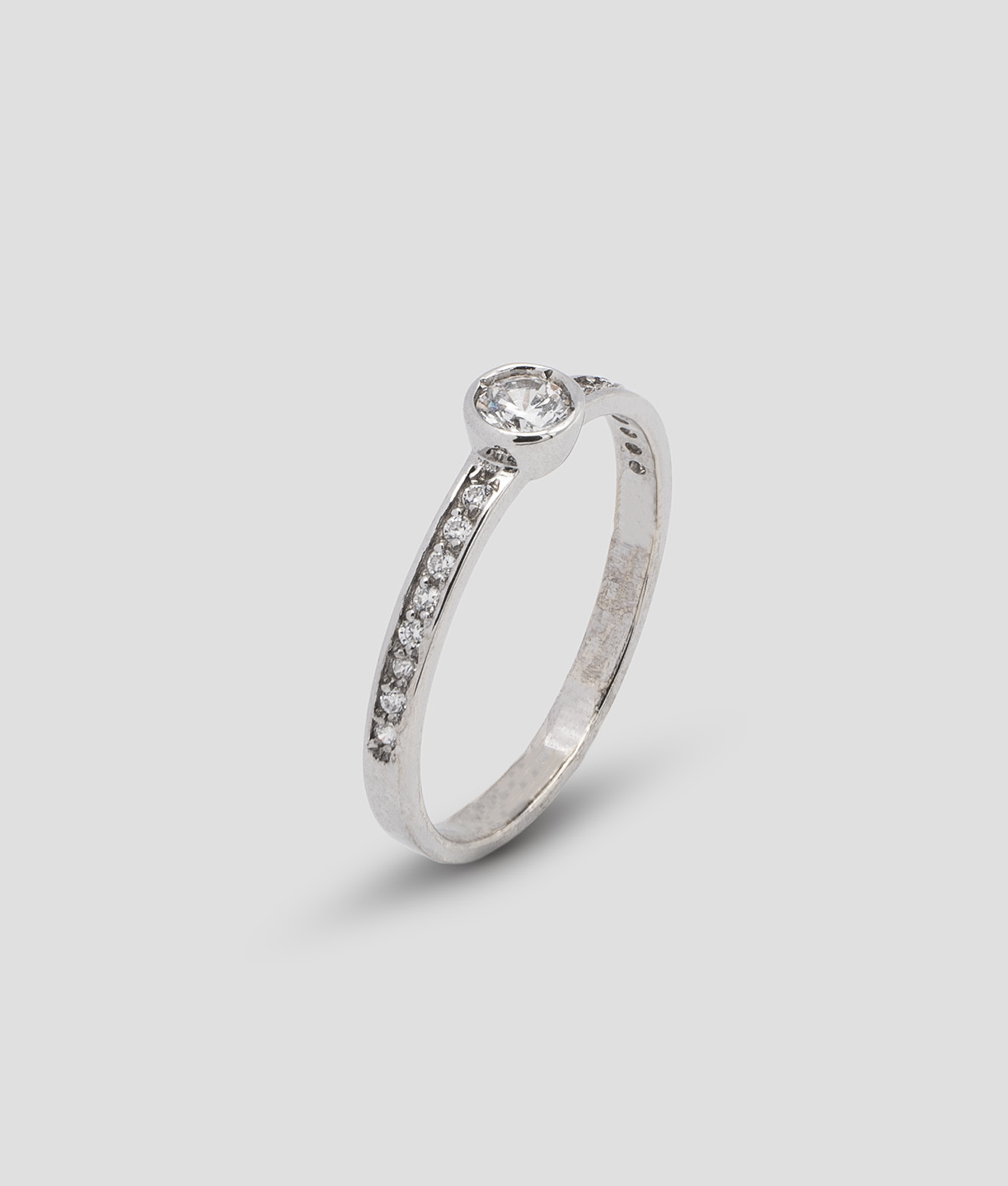 Anel solitário com zircões no aro
