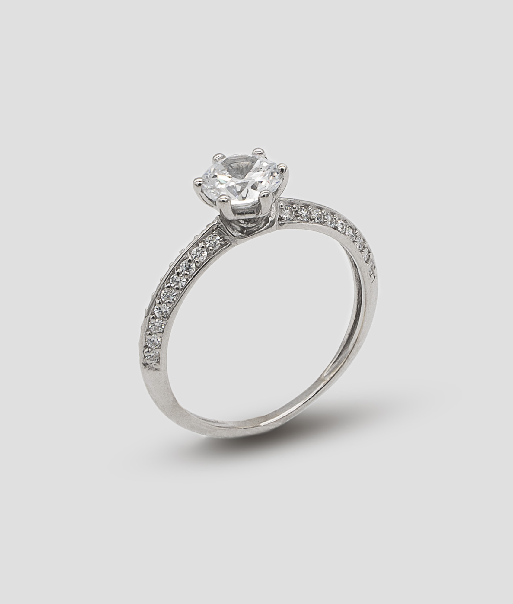 Anel solitário com zircões no aro