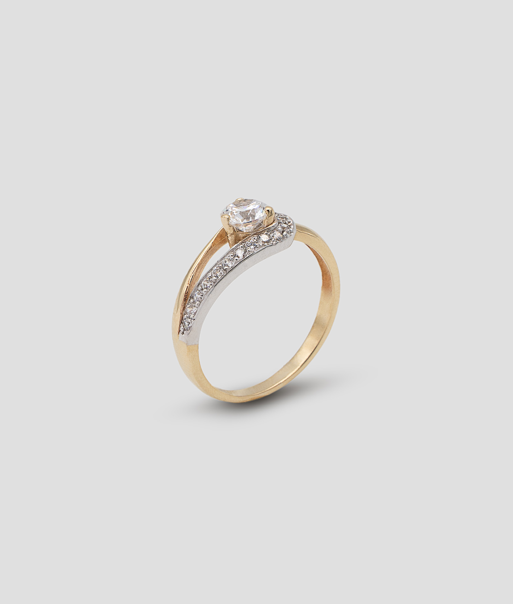 Anel solitário com zircões