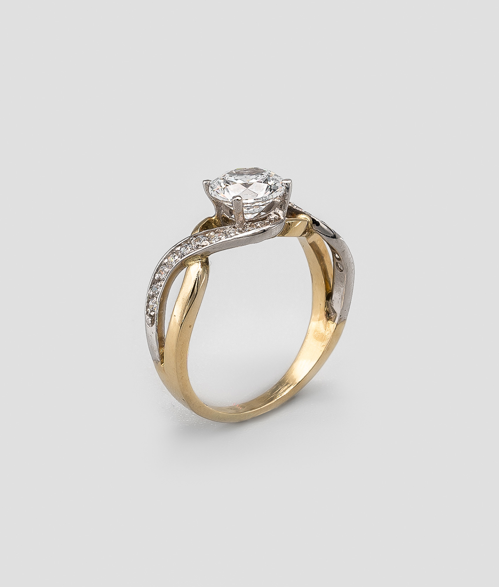 Anel solitário com zircões no aro