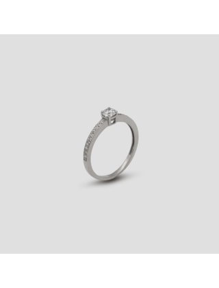 ANEL SENHORA O.B. SOLITÁRIO COM ZIRCÃO CENTRAL E ZIRCÕES NAS LATERAIS