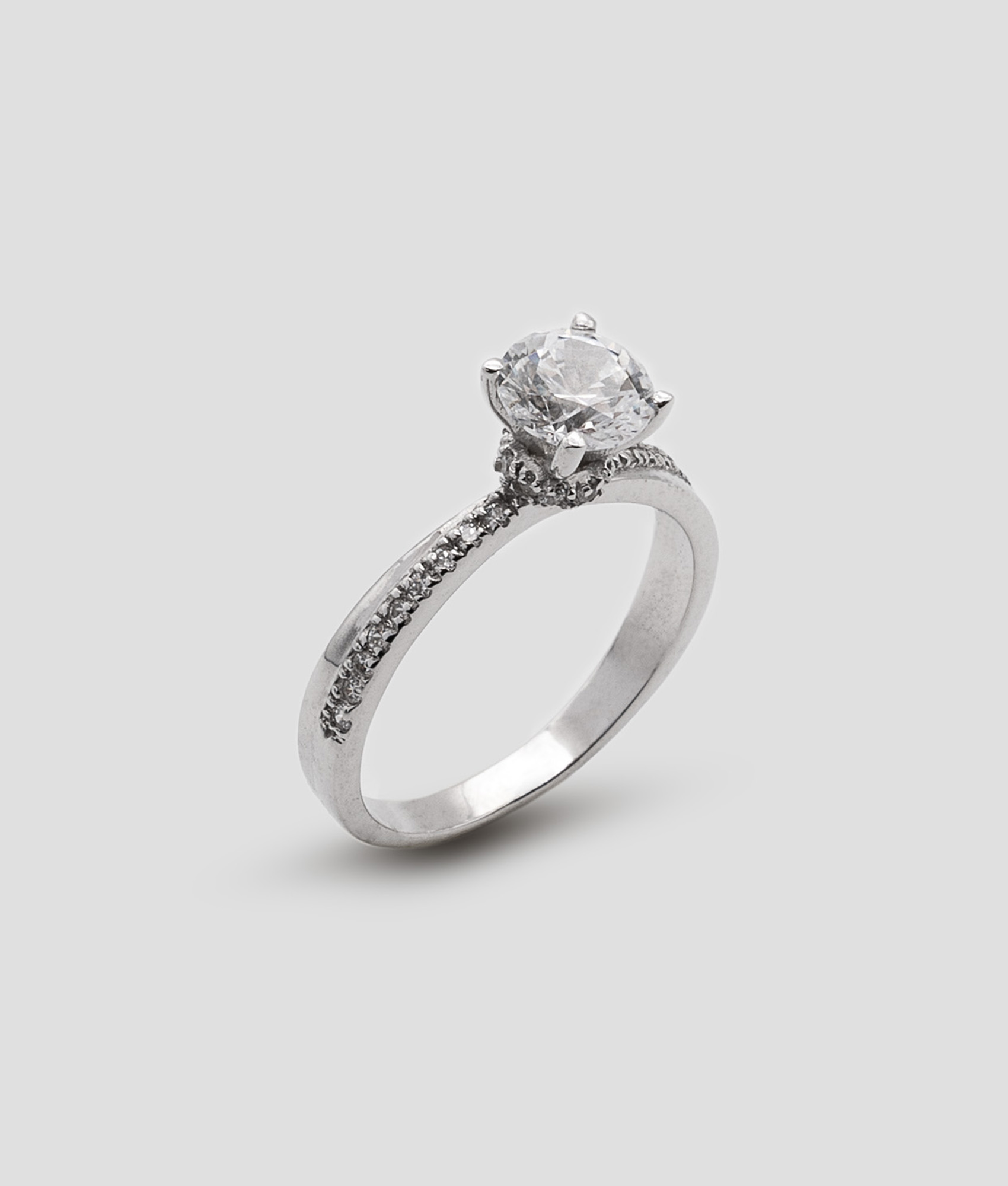 Anel solitário com zircões em redor e no aro