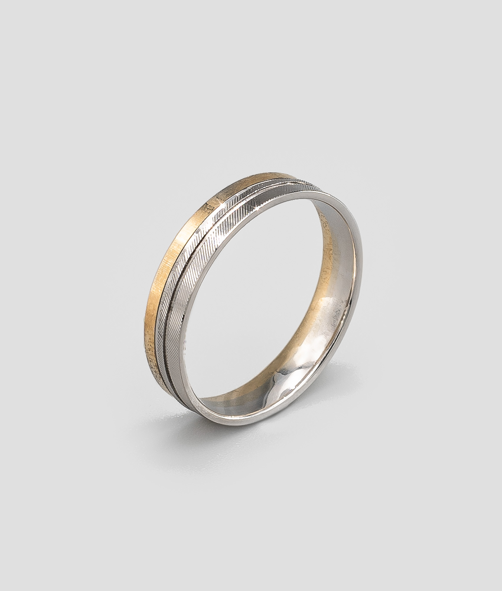 Aliança anilha amendoada com frisos