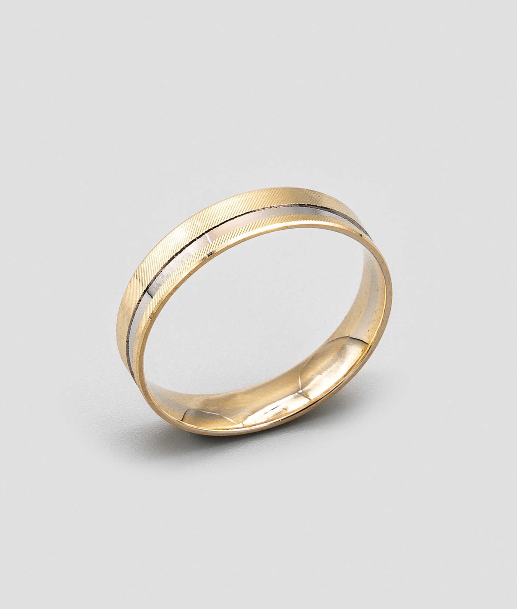 Aliança anilha amendoada com friso